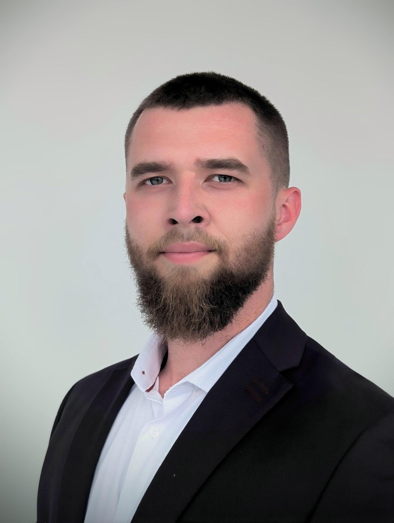 Dan Headshot